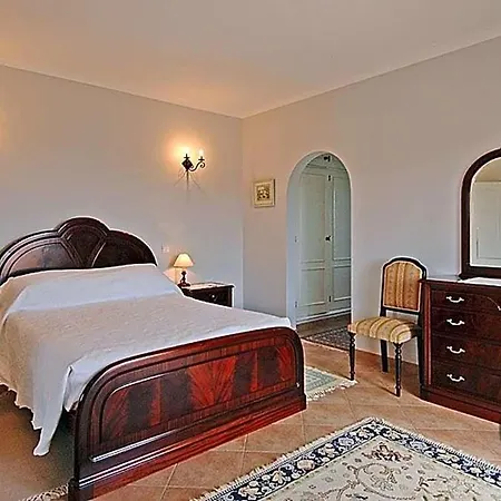 Villa Sleeps 8 Pool Wifi Lagos